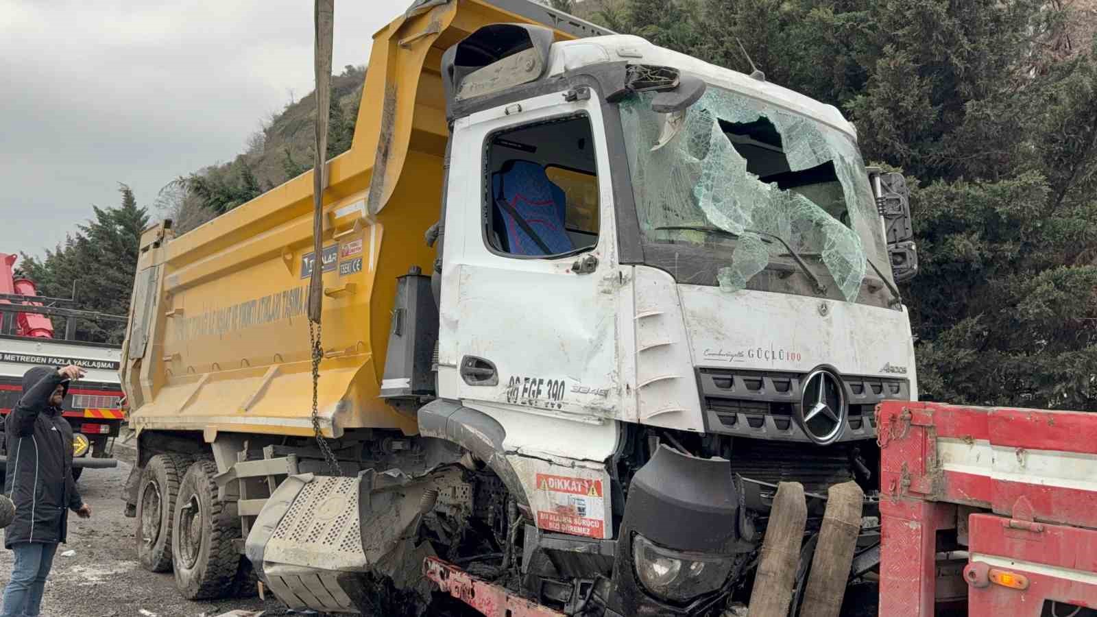 hafriyat-kamyonu-refuje-daldi-surucu-yaralandi