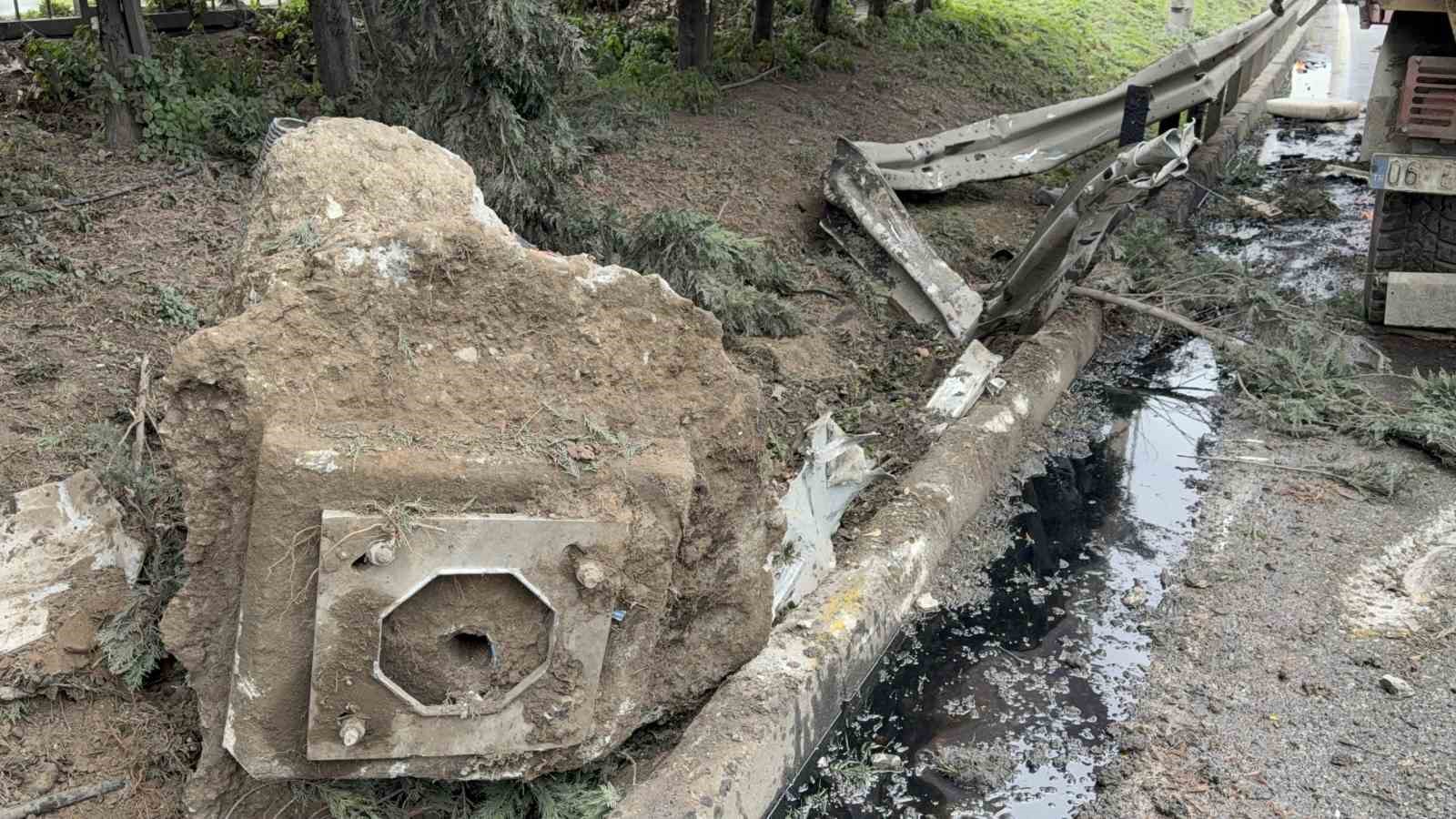 hafriyat-kamyonu-refuje-daldi-surucu-yaralandi