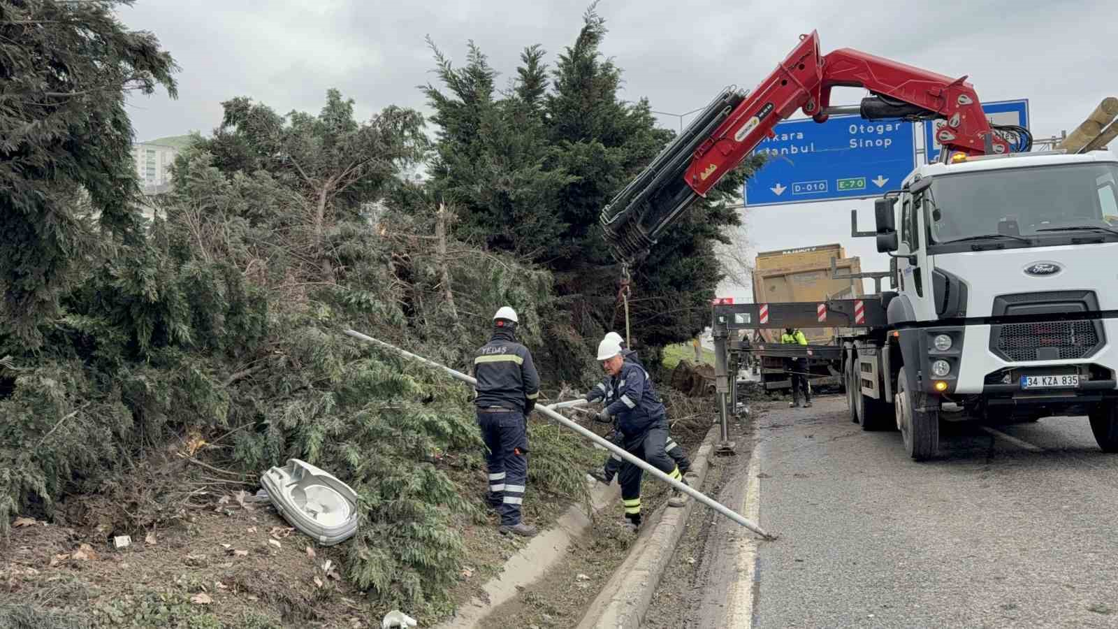 hafriyat-kamyonu-refuje-daldi-surucu-yaralandi