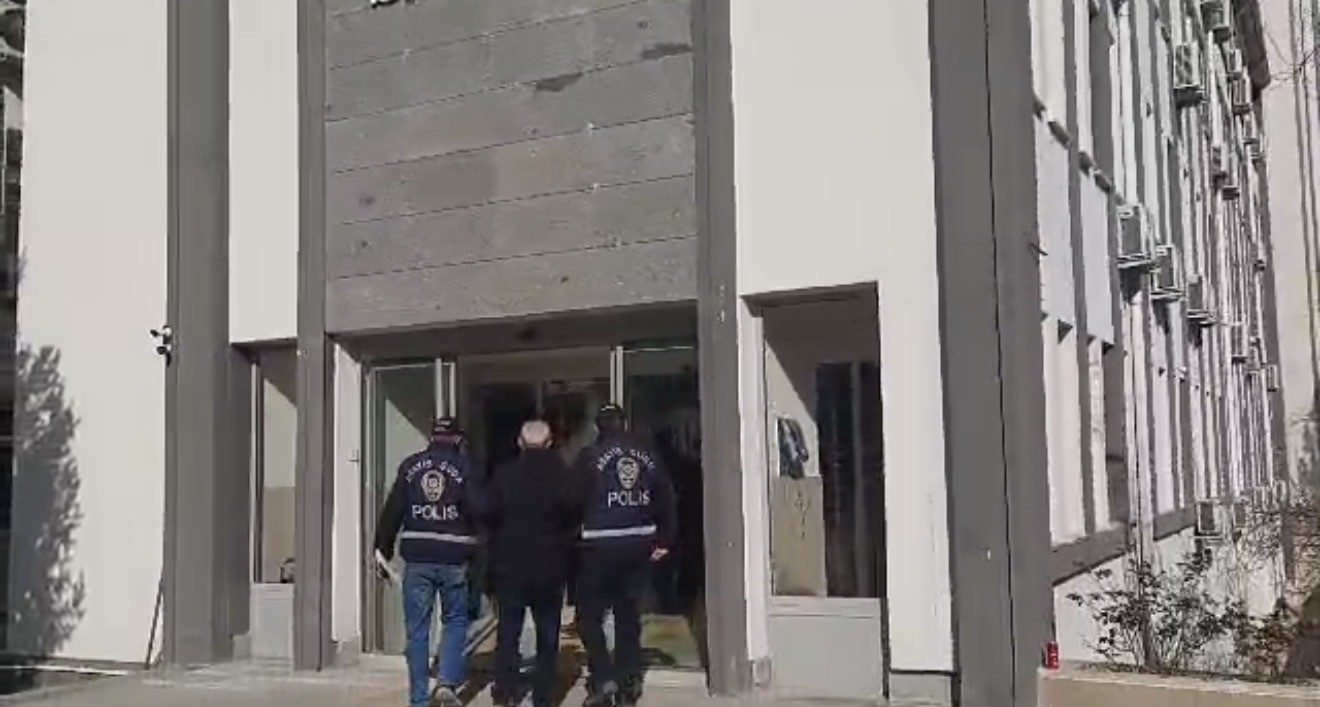 hakkinda-kesinlesmis-25-yil-hapis-cezasi-bulunan-dolandirici-kacmak-uzereyken-yakalandi