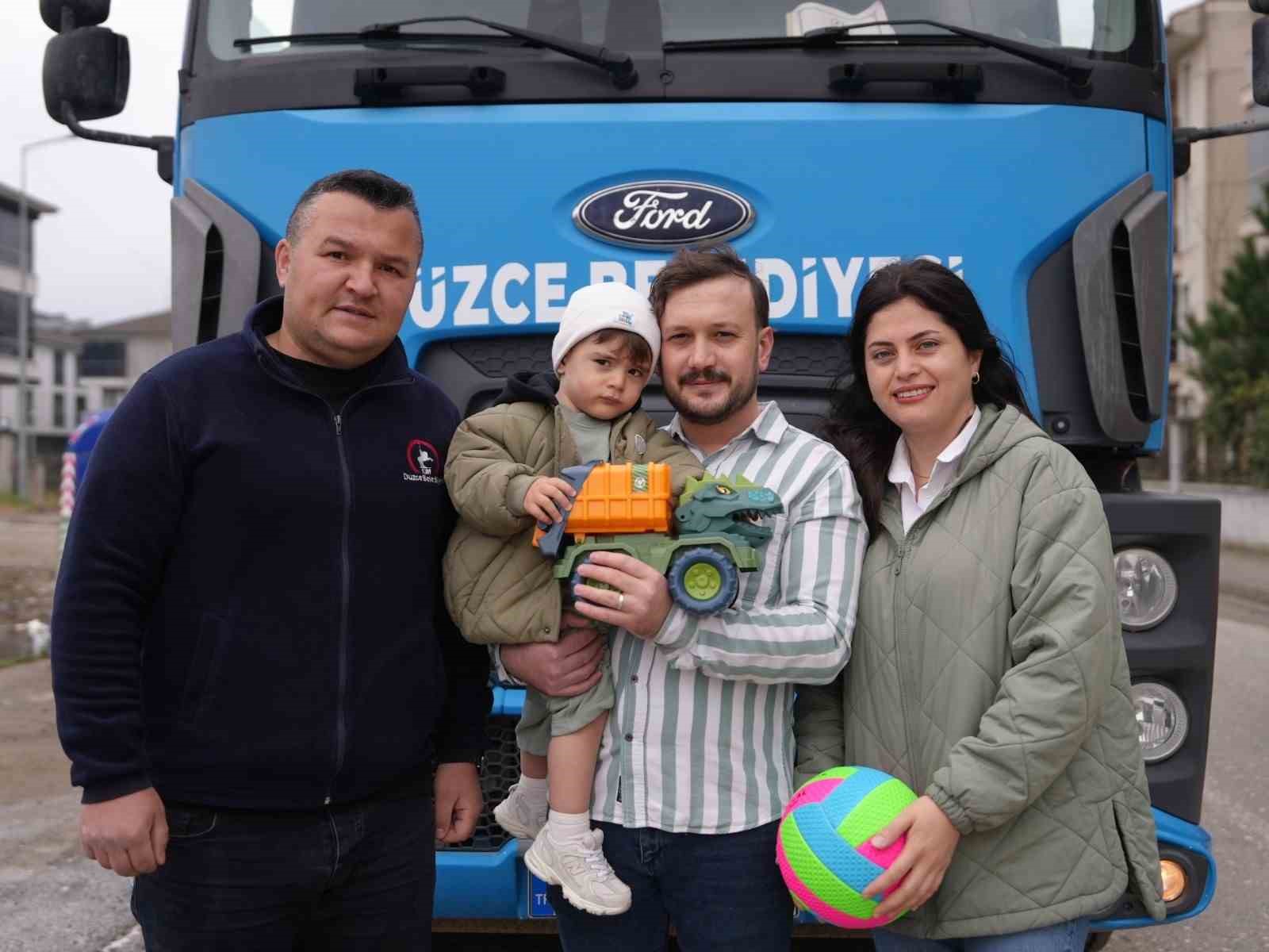 her-gun-cop-kamyonunu-bekleyen-minik-ardaya-surpriz