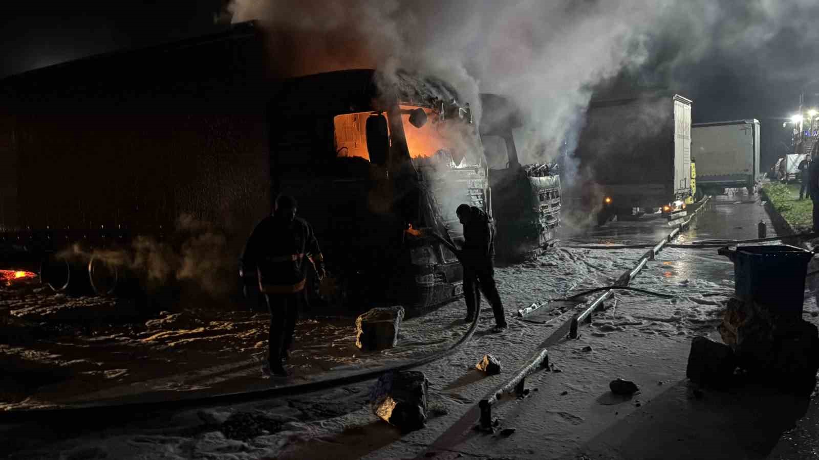 hopada-tir-parkinda-yangin-2-tir-kullanilamaz-hale-geldi