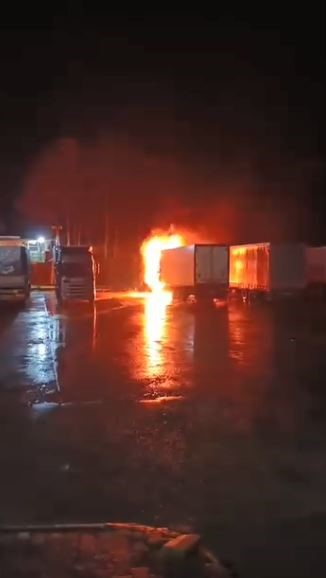 hopada-tir-parkinda-yangin-2-tir-kullanilamaz-hale-geldi