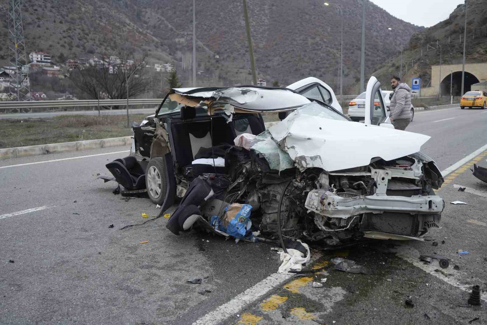 hurdaya-donen-aractan-sag-kurtuldular-1i-bebek-3-yarali