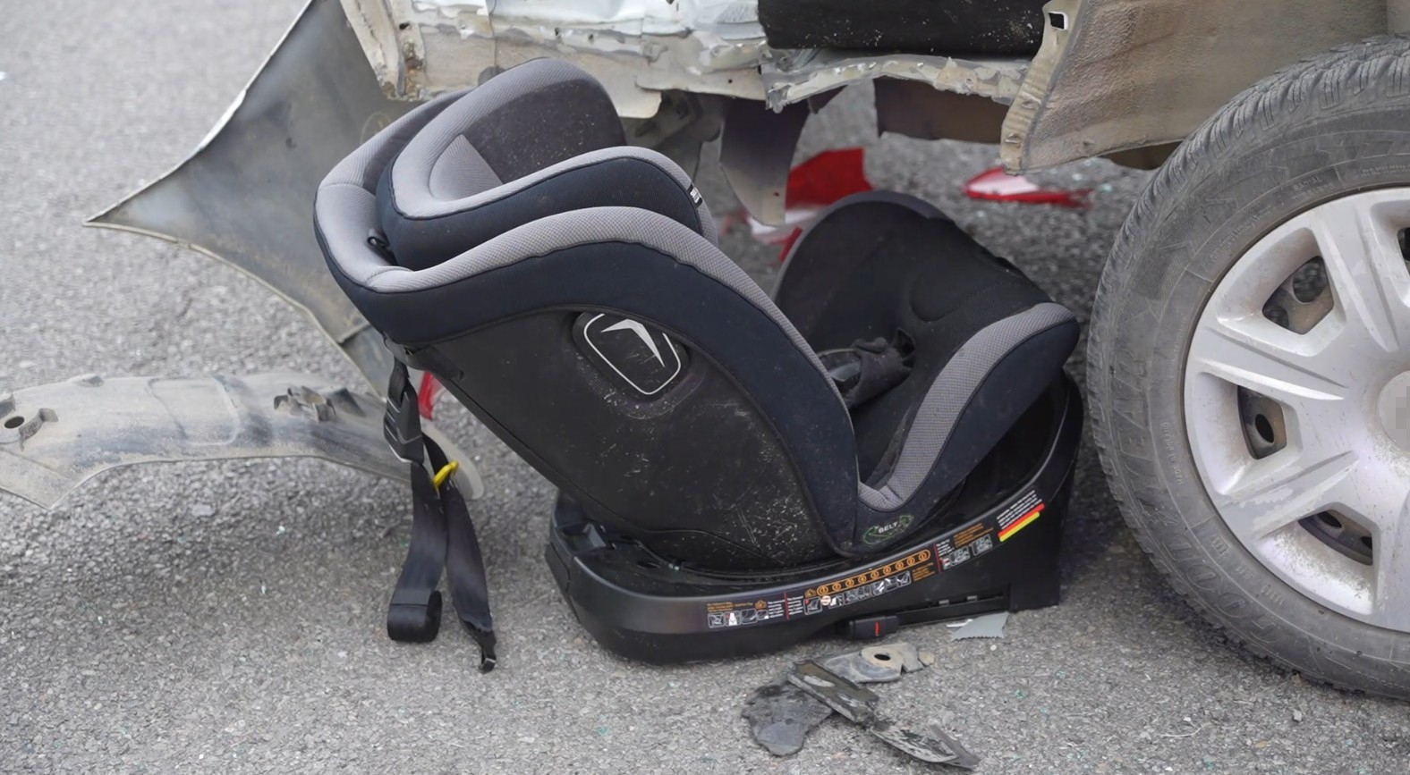 hurdaya-donen-aractan-sag-kurtuldular-1i-bebek-3-yarali