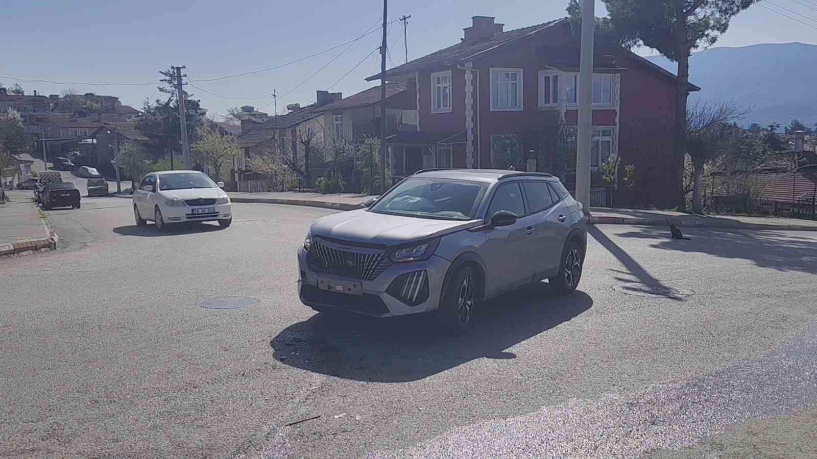 iki-otomobilin-carpistigi-kazada-3-kisi-yaralandi