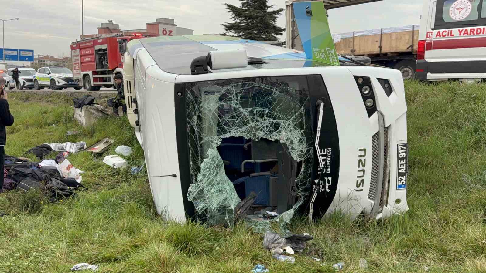 istanbuldan-yarismadan-donen-ogrencileri-tasiyan-midibus-sarampole-devrildi-9u-ogrenci-15-yarali