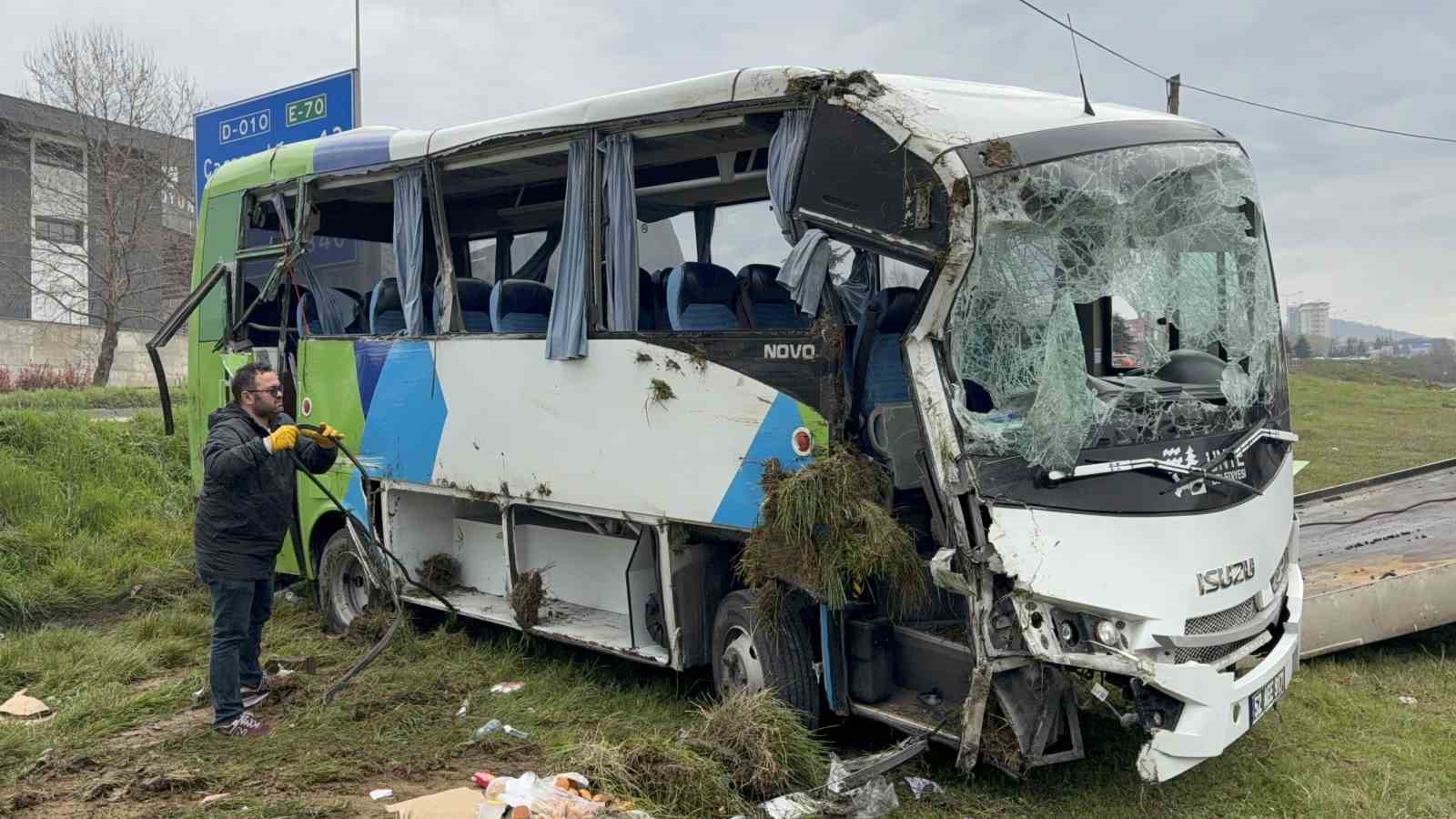 istanbuldan-yarismadan-donen-ogrencileri-tasiyan-midibus-sarampole-devrildi-9u-ogrenci-15-yarali
