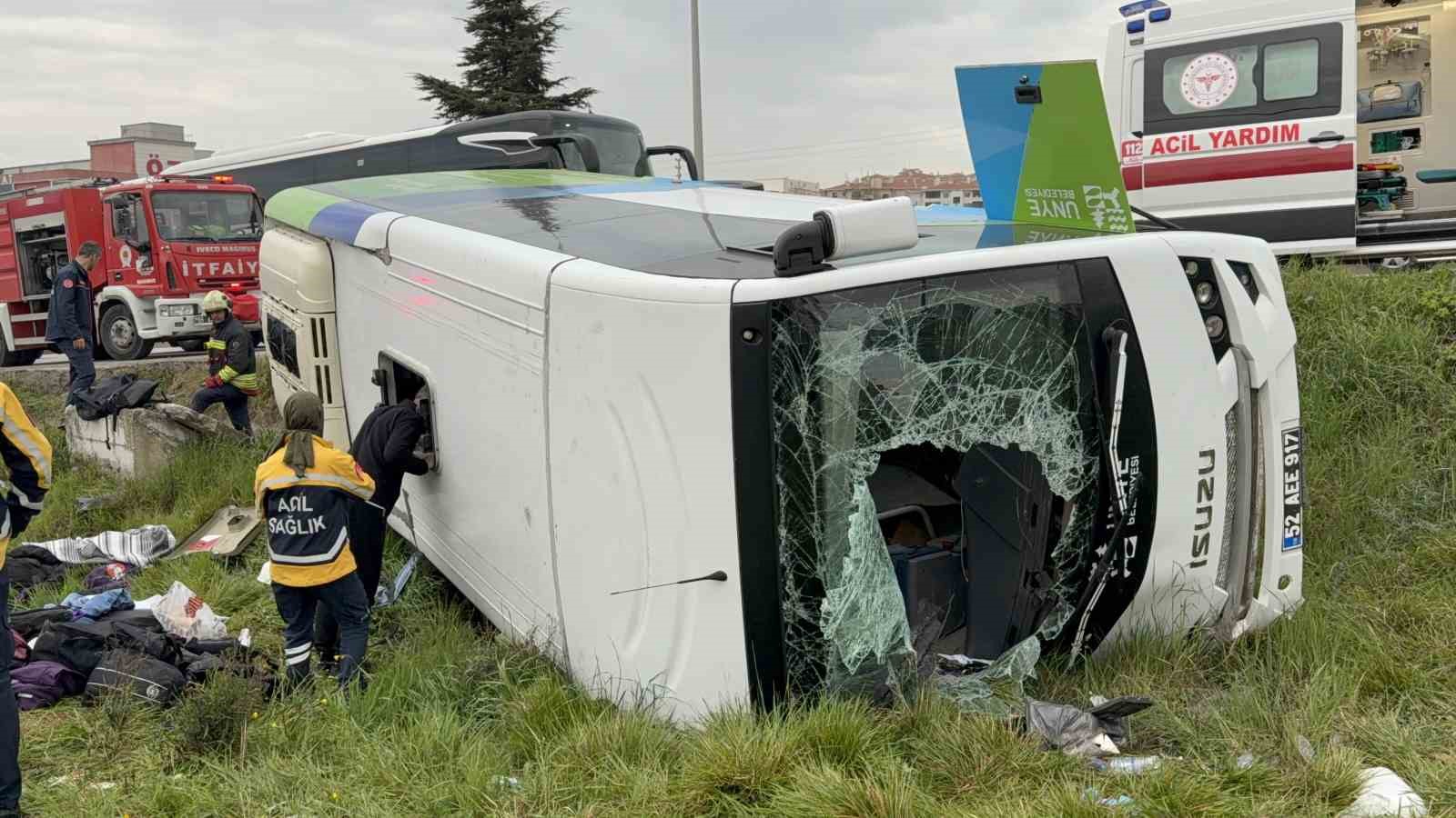 istanbuldan-yarismadan-donen-ogrencileri-tasiyan-midibus-sarampole-devrildi-9u-ogrenci-15-yarali