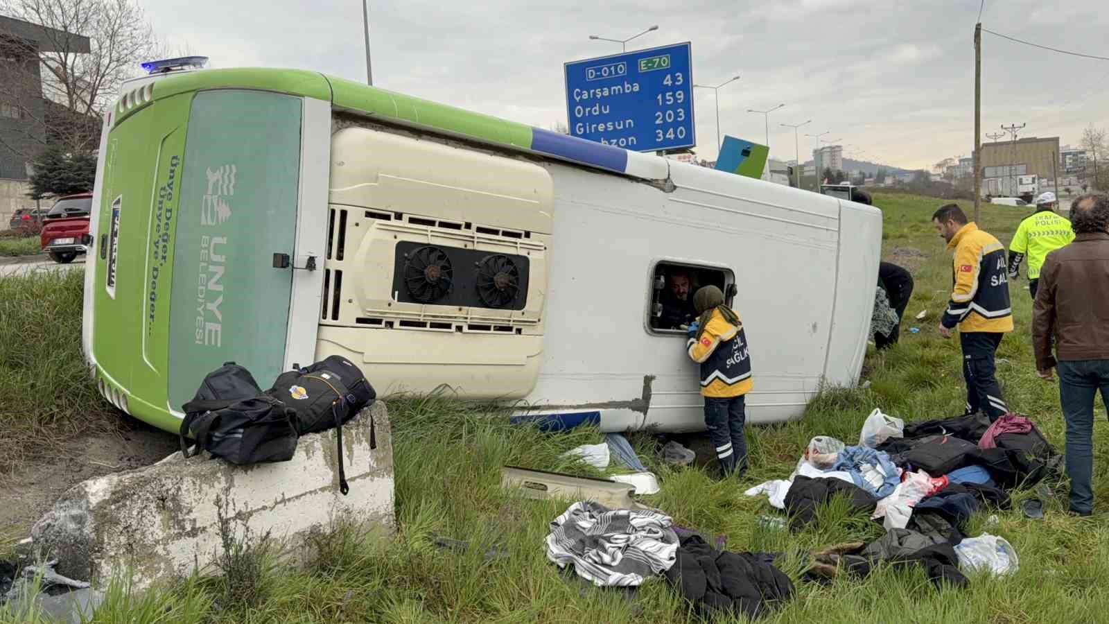 istanbuldan-yarismadan-donen-ogrencileri-tasiyan-midibus-sarampole-devrildi-9u-ogrenci-15-yarali