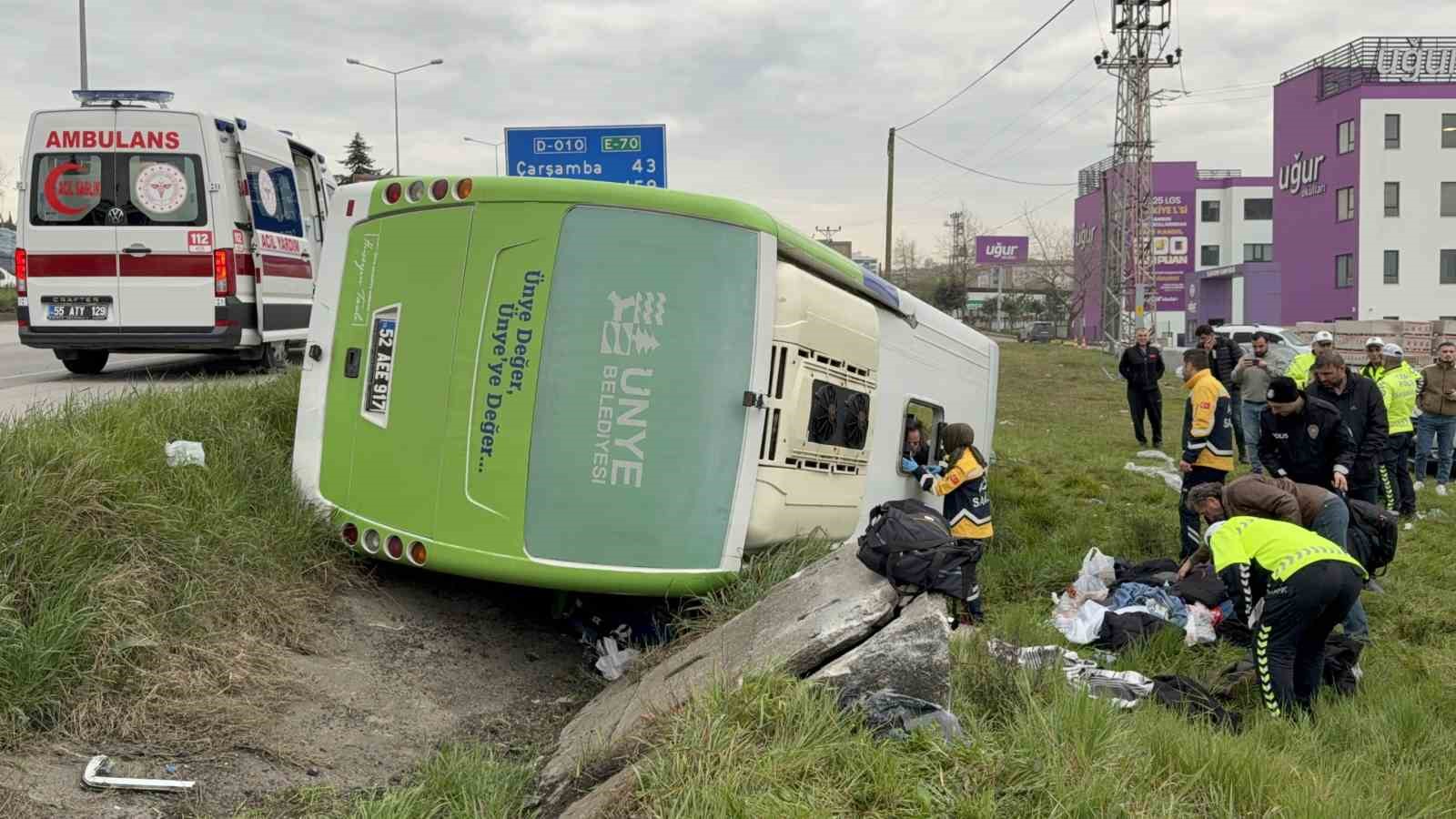 istanbuldan-yarismadan-donen-ogrencileri-tasiyan-midibus-sarampole-devrildi-9u-ogrenci-15-yarali