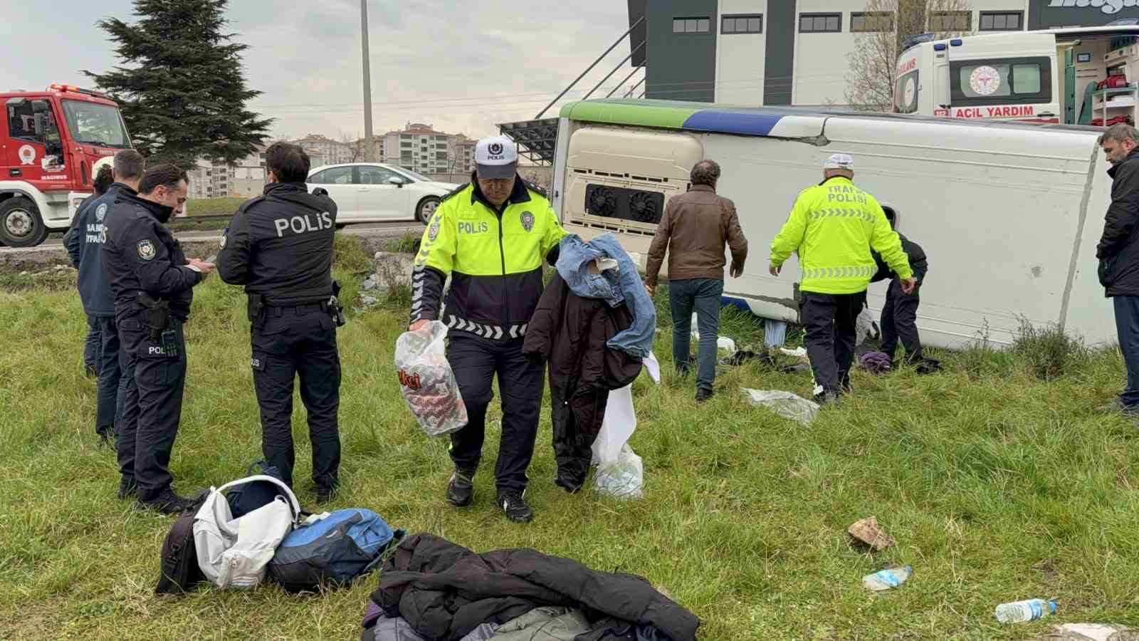 istanbuldan-yarismadan-donen-ogrencileri-tasiyan-midibus-sarampole-devrildi-9u-ogrenci-15-yarali