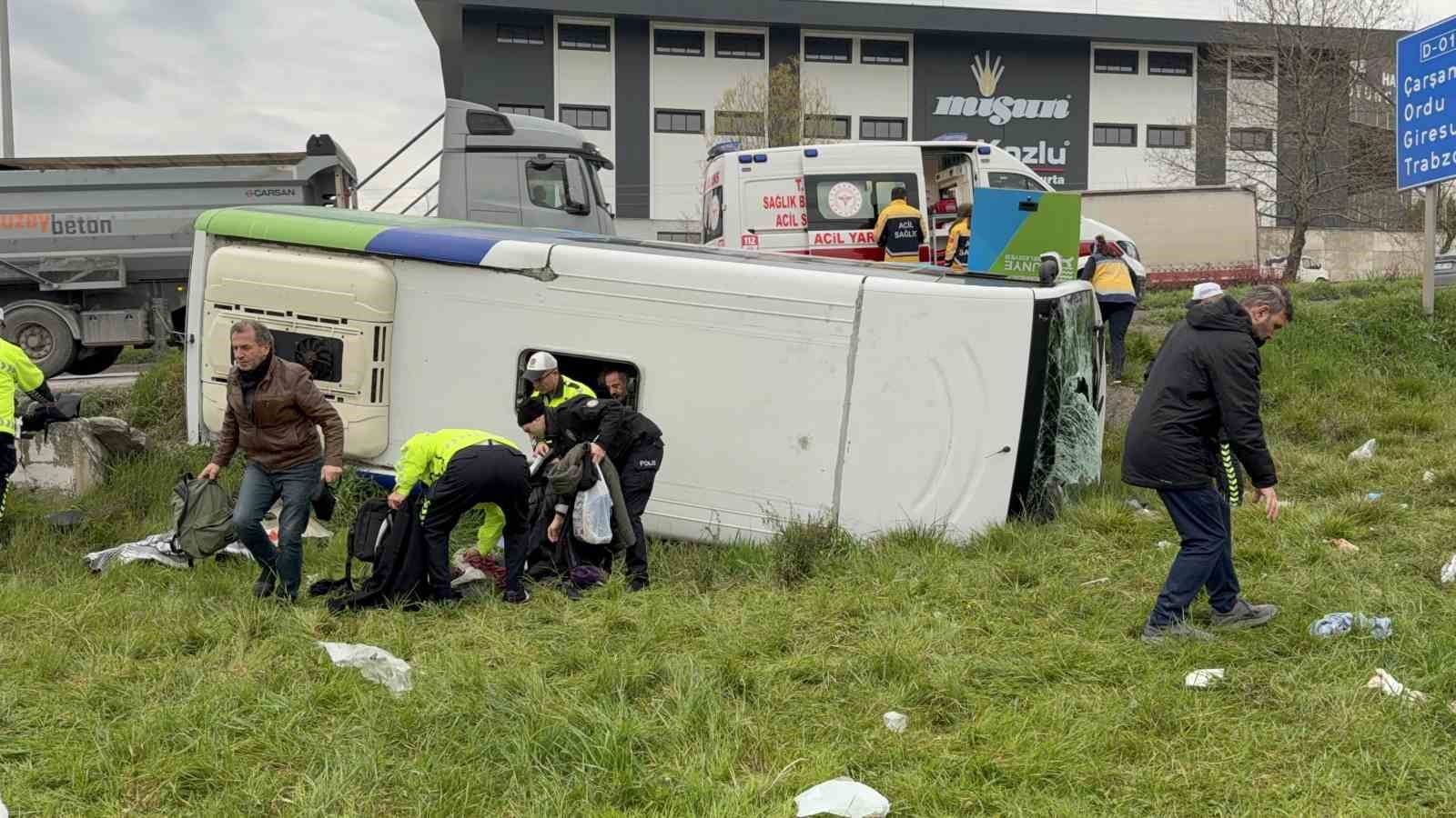 istanbuldan-yarismadan-donen-ogrencileri-tasiyan-midibus-sarampole-devrildi-9u-ogrenci-15-yarali