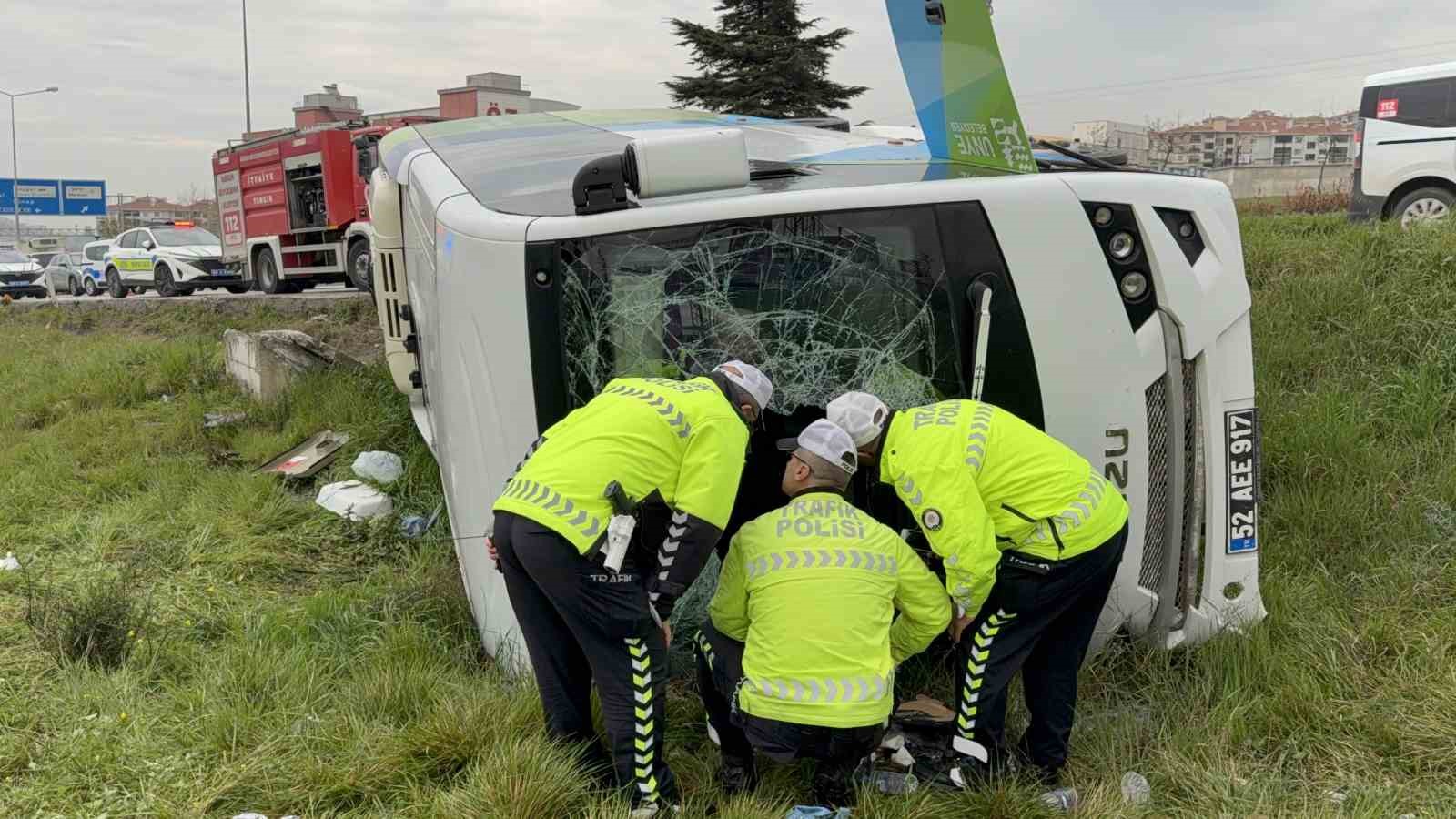 istanbuldan-yarismadan-donen-ogrencileri-tasiyan-midibus-sarampole-devrildi-9u-ogrenci-15-yarali