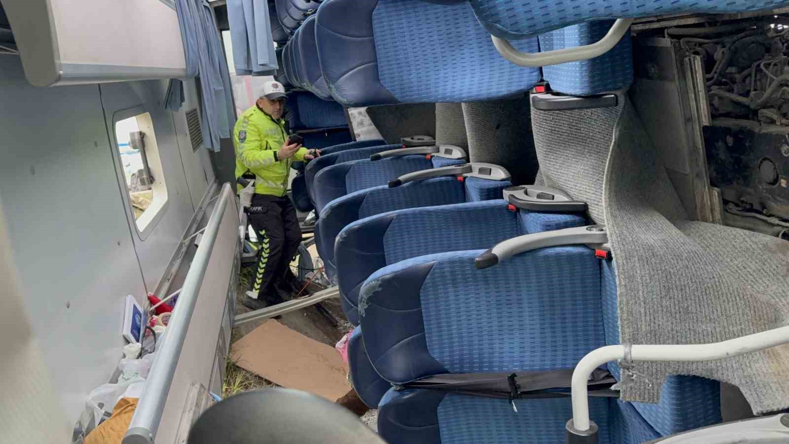 istanbuldan-yarismadan-donen-ogrencileri-tasiyan-midibus-sarampole-devrildi-9u-ogrenci-15-yarali