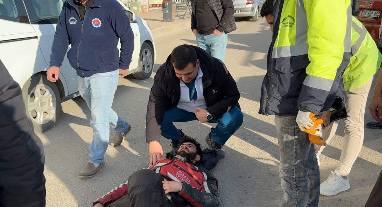 kamyonetin-acik-kapisina-carpan-motosiklet-surucusu-yaralandi