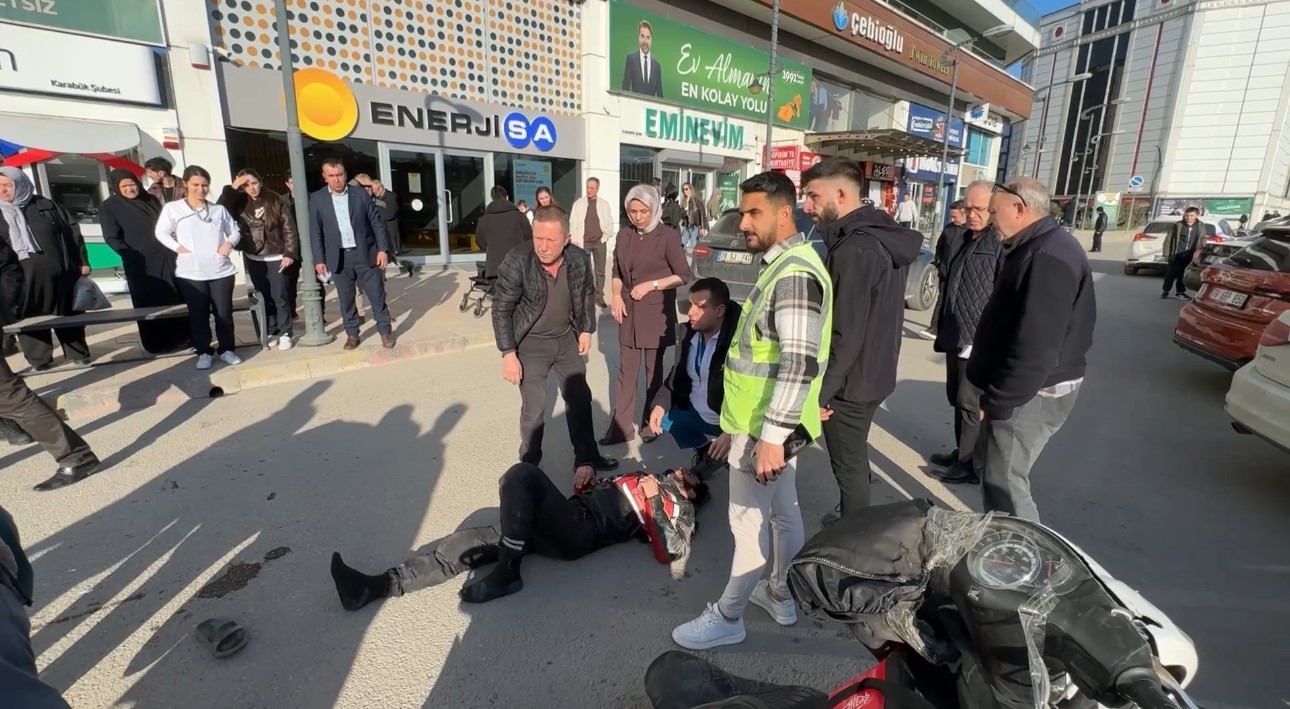 kamyonetin-acik-kapisina-carpan-motosiklet-surucusu-yaralandi