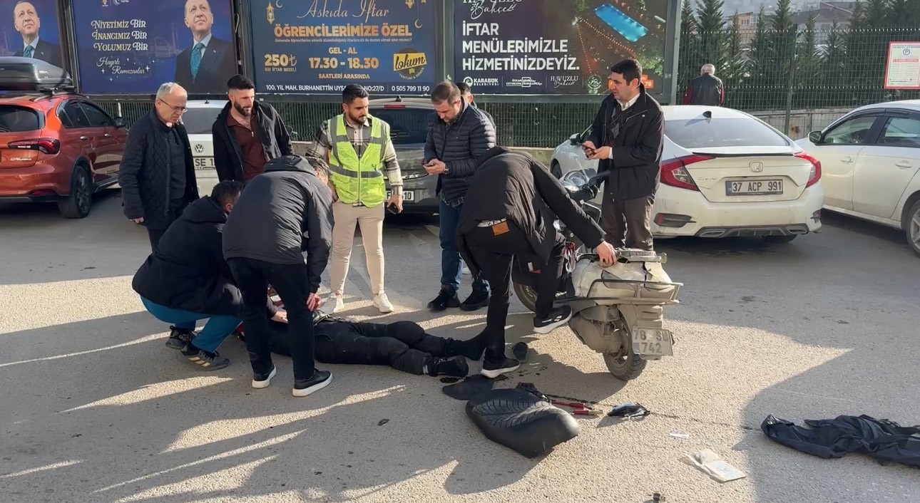 kamyonetin-acik-kapisina-carpan-motosiklet-surucusu-yaralandi