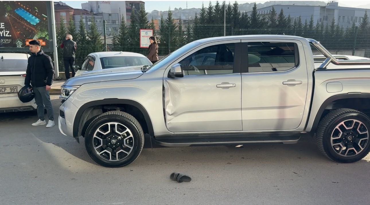 kamyonetin-acik-kapisina-carpan-motosiklet-surucusu-yaralandi