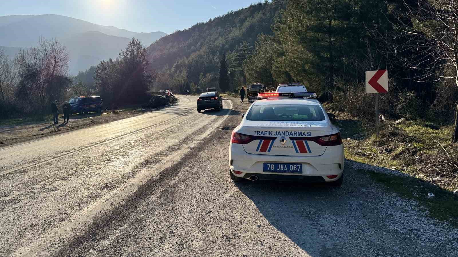 kamyonla-carpisan-otomobil-demir-yiginina-dondu-1-olu-5-yarali