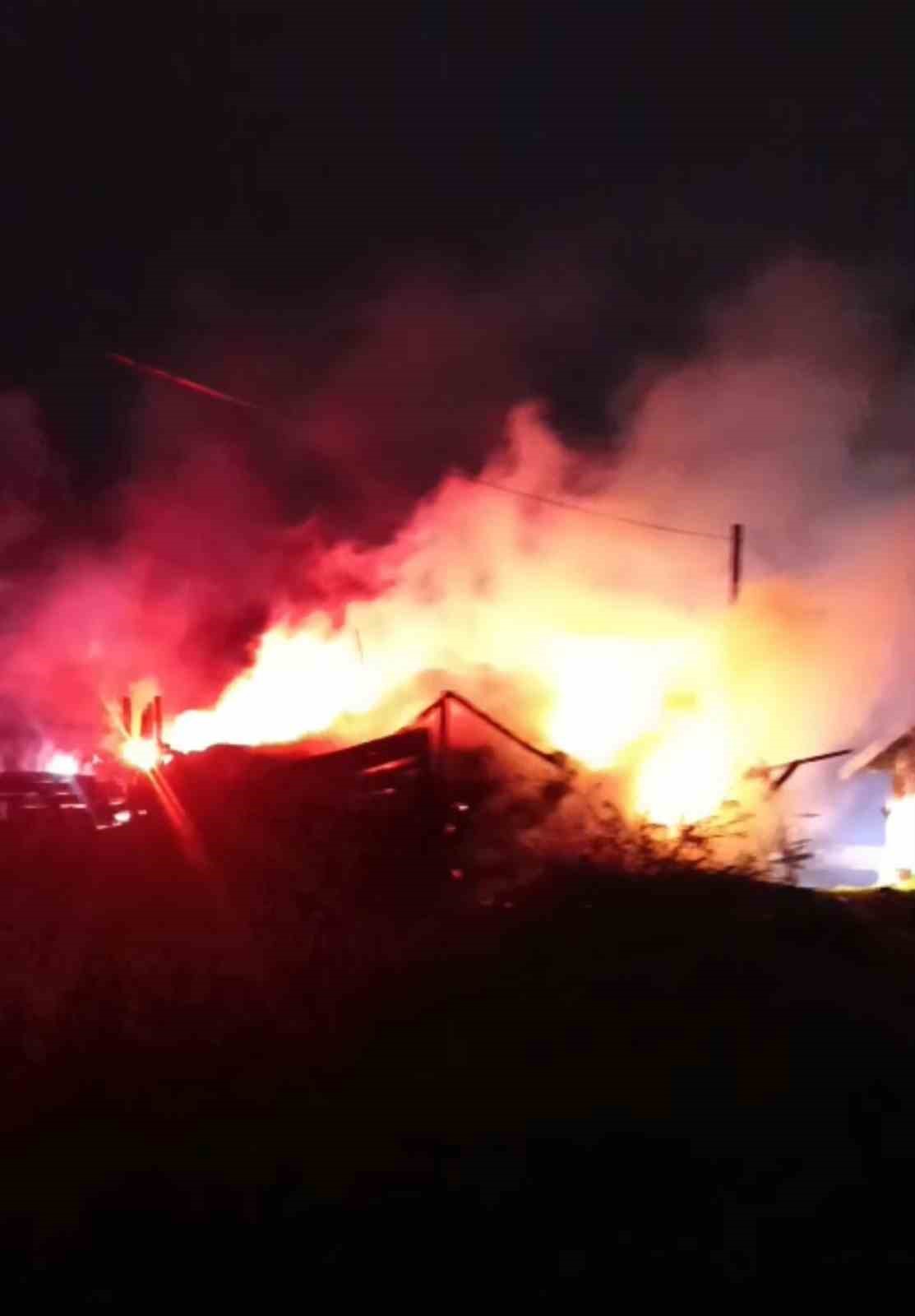 karabukte-samanlik-ve-odunluk-yanginda-kule-dondu