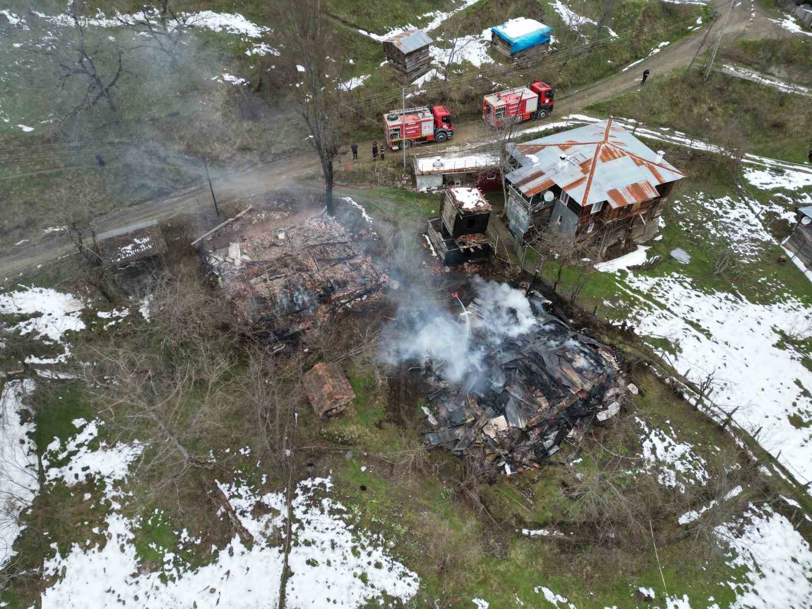 kastamonuda-2-ev-ve-bir-ambar-alev-alev-yandi