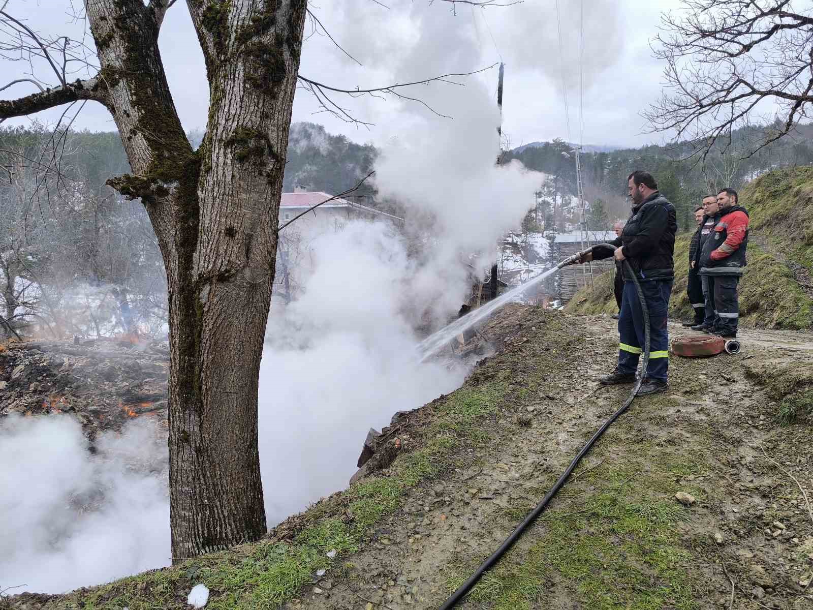 kastamonuda-2-ev-ve-bir-ambar-alev-alev-yandi