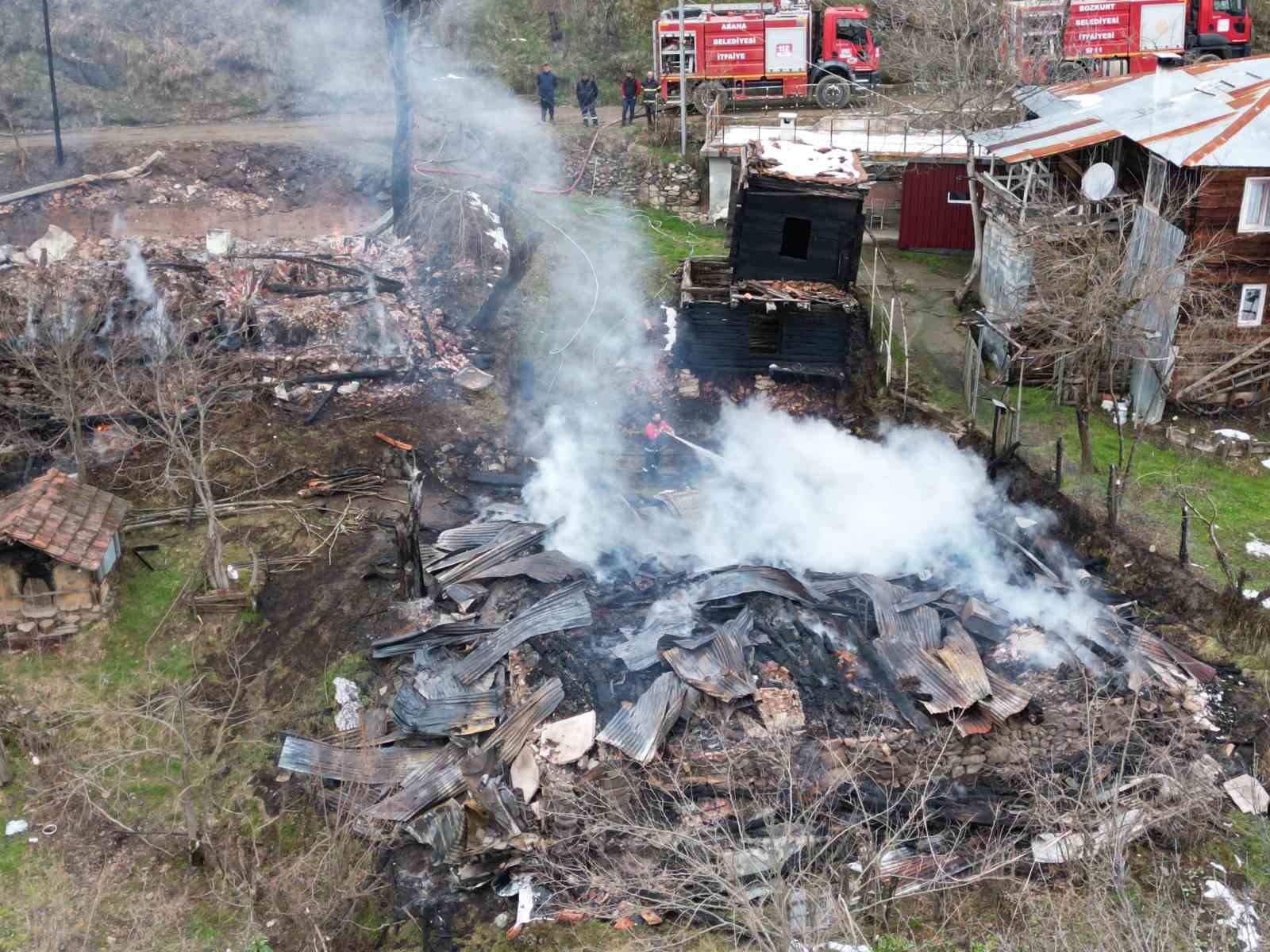 kastamonuda-2-ev-ve-bir-ambar-alev-alev-yandi