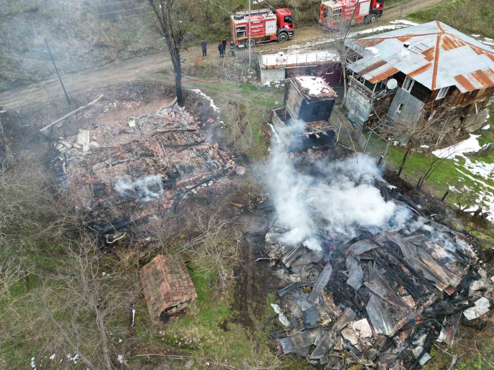 kastamonuda-2-ev-ve-bir-ambar-alev-alev-yandi