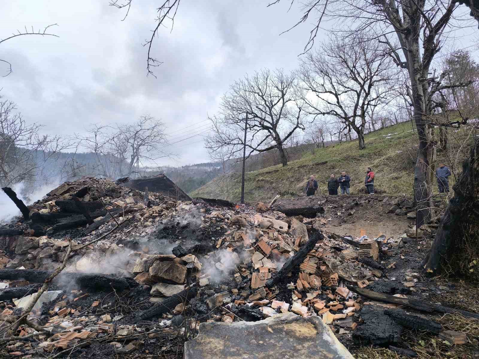 kastamonuda-2-ev-ve-bir-ambar-alev-alev-yandi