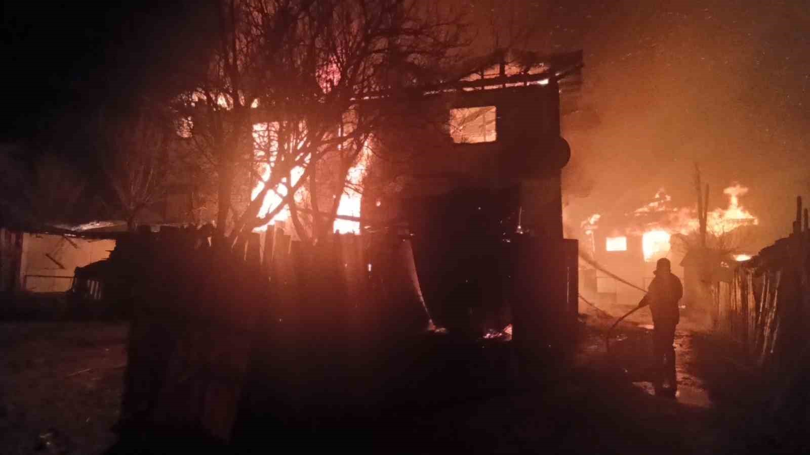 kastamonuda-2-evde-yangin-cikti-ahir-odunluk-ve-samanlik-da-yandi