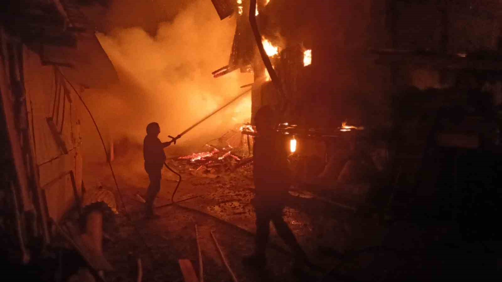 kastamonuda-2-evde-yangin-cikti-ahir-odunluk-ve-samanlik-da-yandi