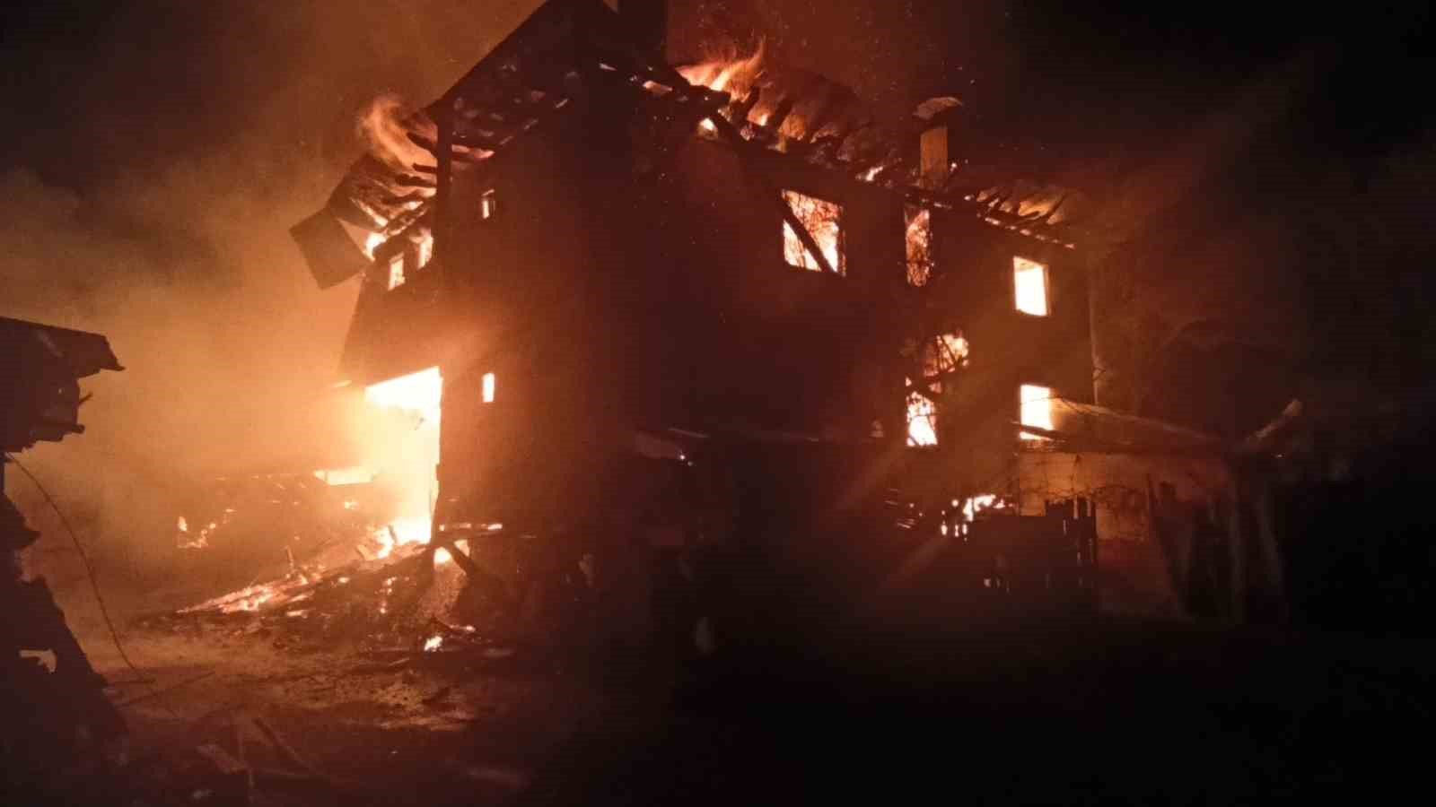 kastamonuda-2-evde-yangin-cikti-ahir-odunluk-ve-samanlik-da-yandi