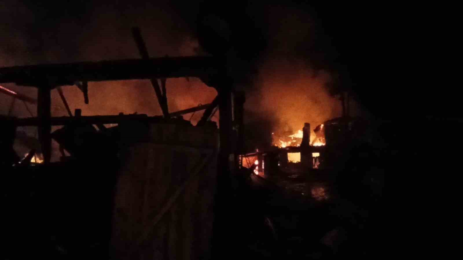 kastamonuda-2-evde-yangin-cikti-ahir-odunluk-ve-samanlik-da-yandi