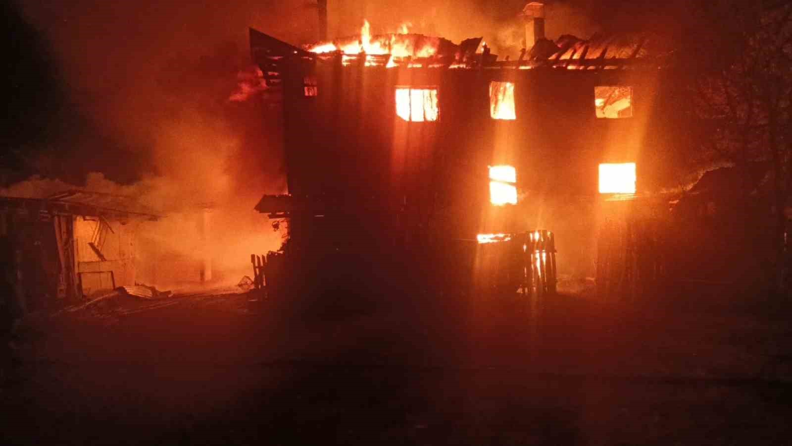 kastamonuda-2-evde-yangin-cikti-ahir-odunluk-ve-samanlik-da-yandi