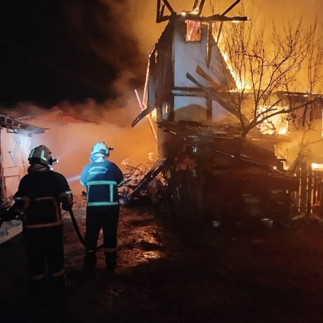 kastamonuda-2-evde-yangin-cikti-ahir-odunluk-ve-samanlik-da-yandi