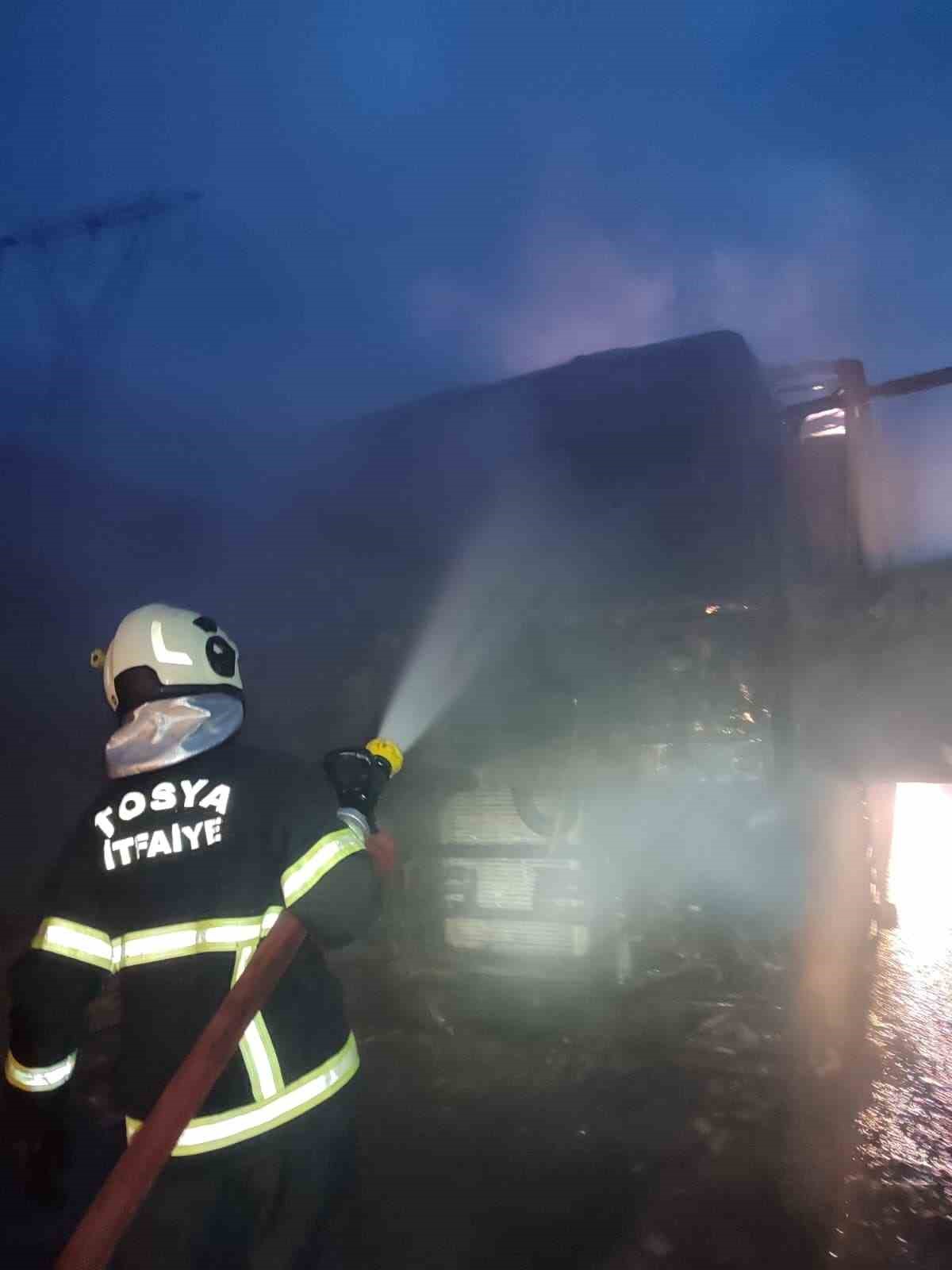 kastamonuda-alevlere-teslim-olan-seyir-kullanilamaz-hale-geldi