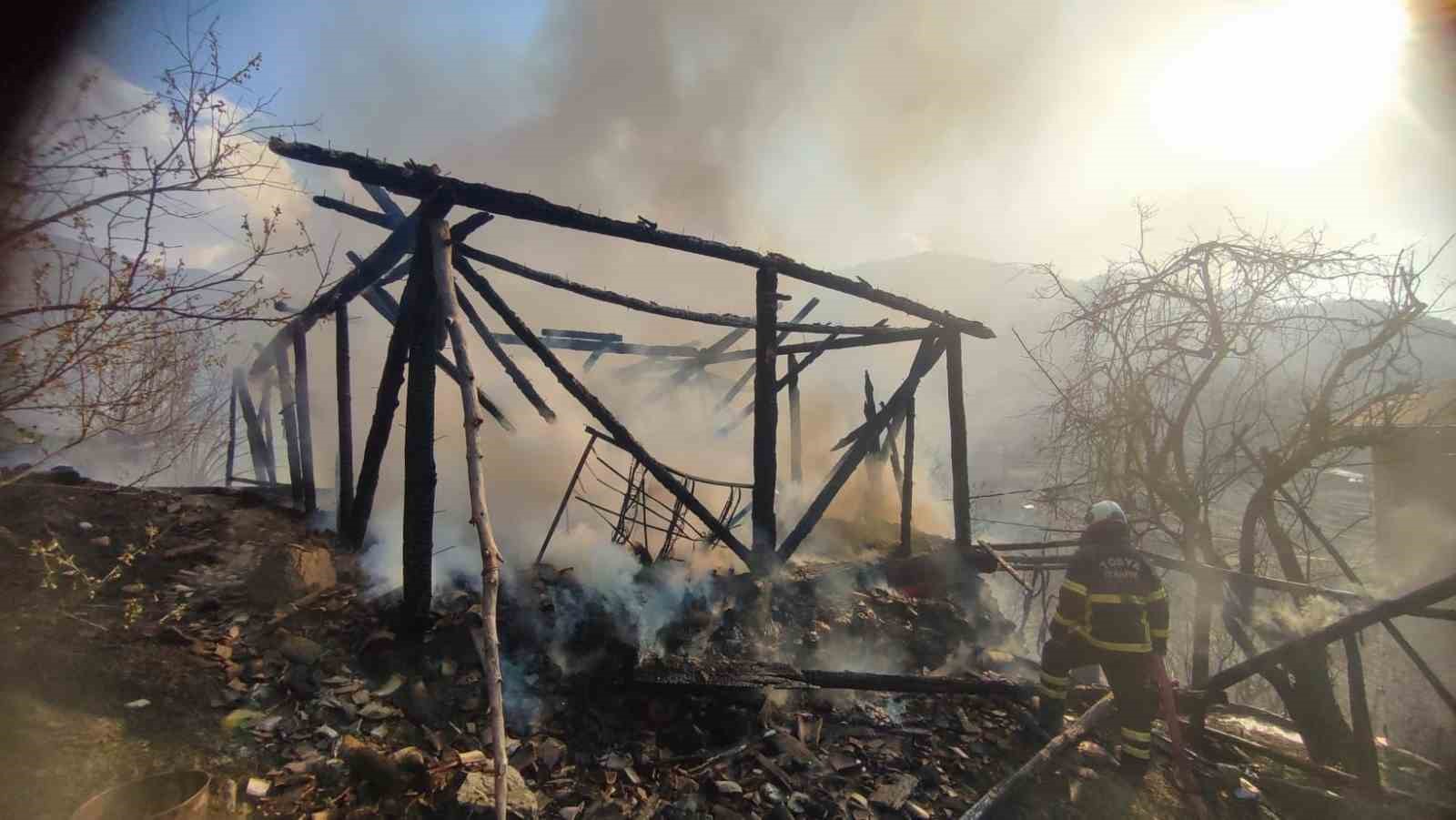 kastamonuda-cikan-yanginda-samanlik-kullanilamaz-hale-geldi