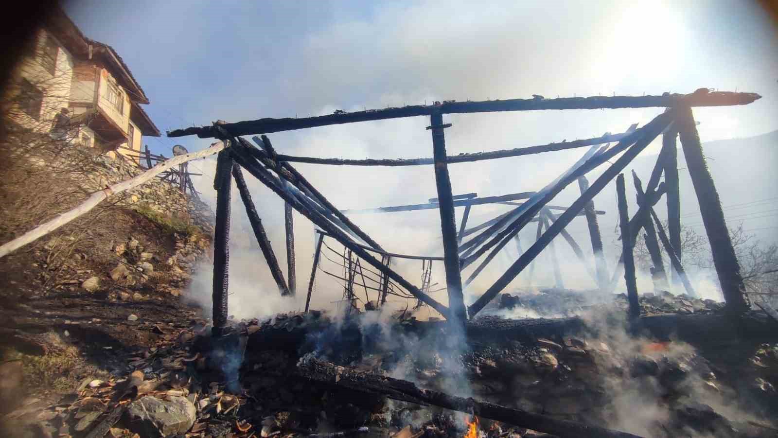 kastamonuda-cikan-yanginda-samanlik-kullanilamaz-hale-geldi