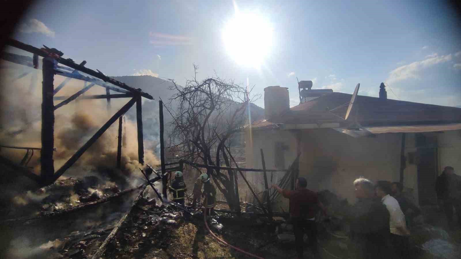 kastamonuda-cikan-yanginda-samanlik-kullanilamaz-hale-geldi