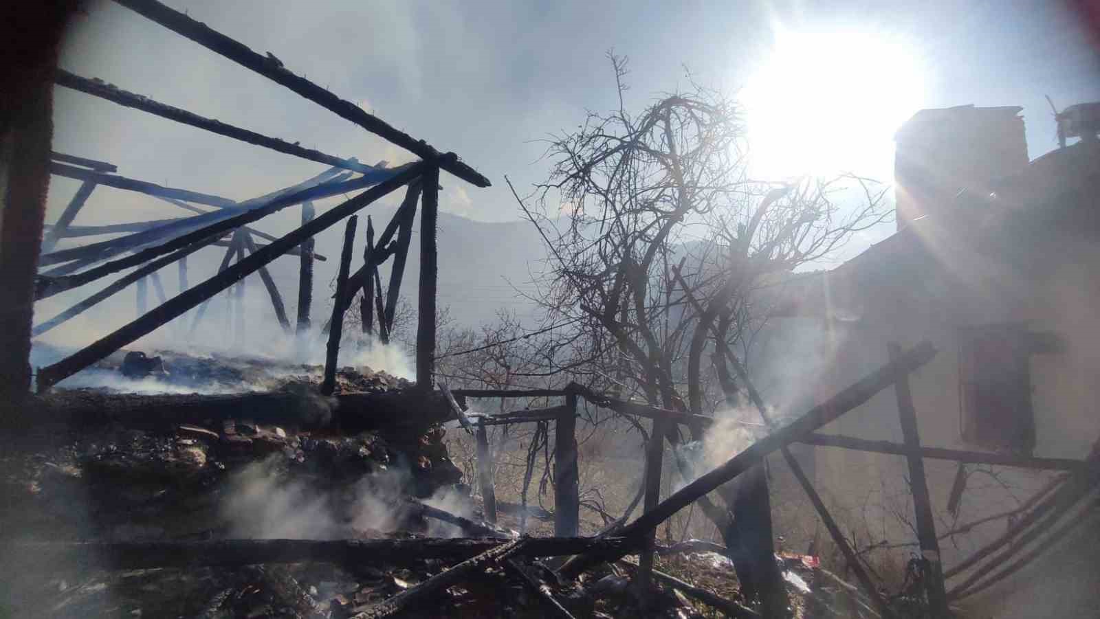 kastamonuda-cikan-yanginda-samanlik-kullanilamaz-hale-geldi