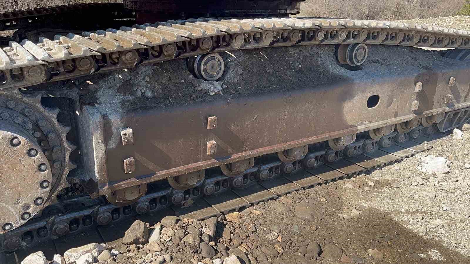 kastamonuda-is-makinesinin-700-litre-yakiti-ve-elektronik-parcalarini-caldilar