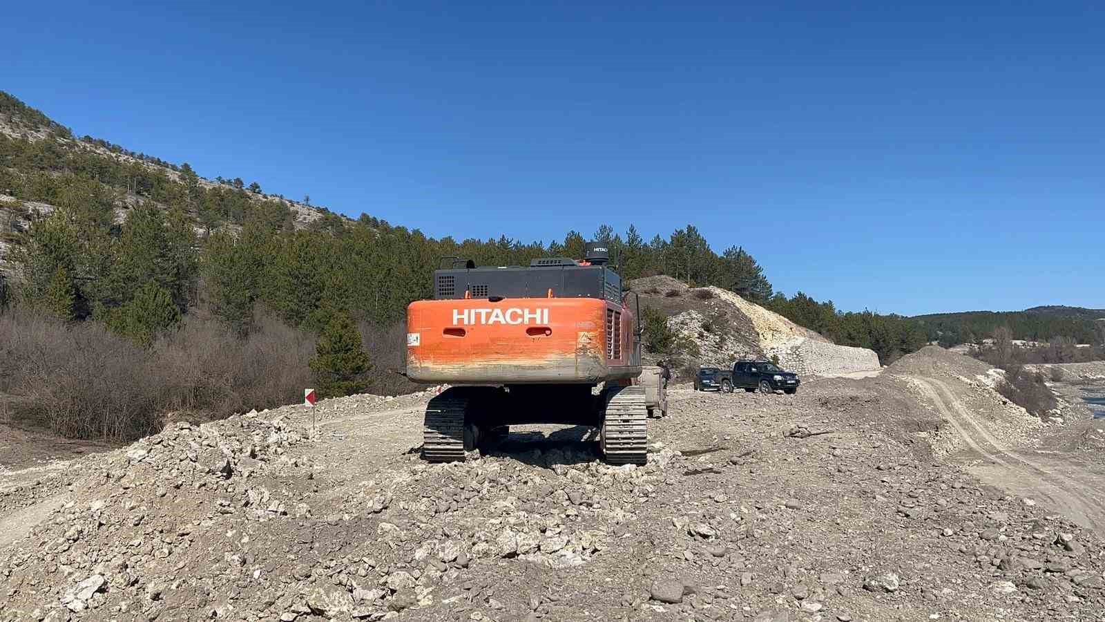 kastamonuda-is-makinesinin-700-litre-yakiti-ve-elektronik-parcalarini-caldilar