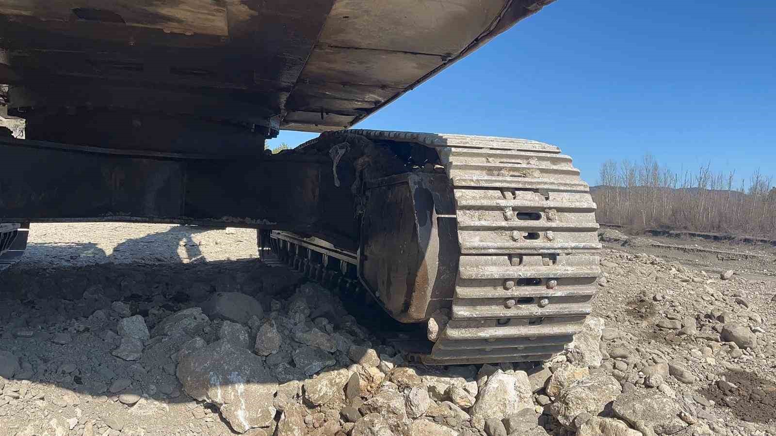 kastamonuda-is-makinesinin-700-litre-yakiti-ve-elektronik-parcalarini-caldilar