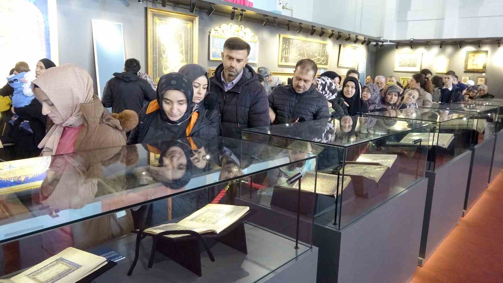 kastamonuda-kutsal-emanetlere-yogun-ilgi-1-gunde-10-bin-kisi-ziyaret-etti