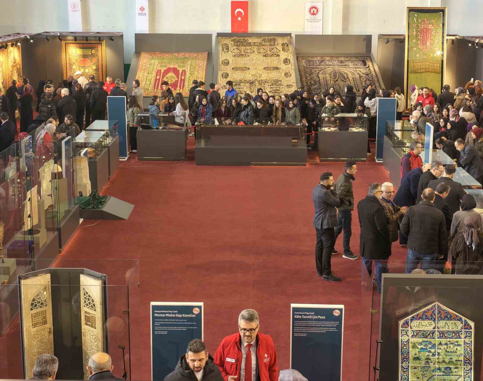 kastamonuda-kutsal-emanetlere-yogun-ilgi-1-gunde-10-bin-kisi-ziyaret-etti