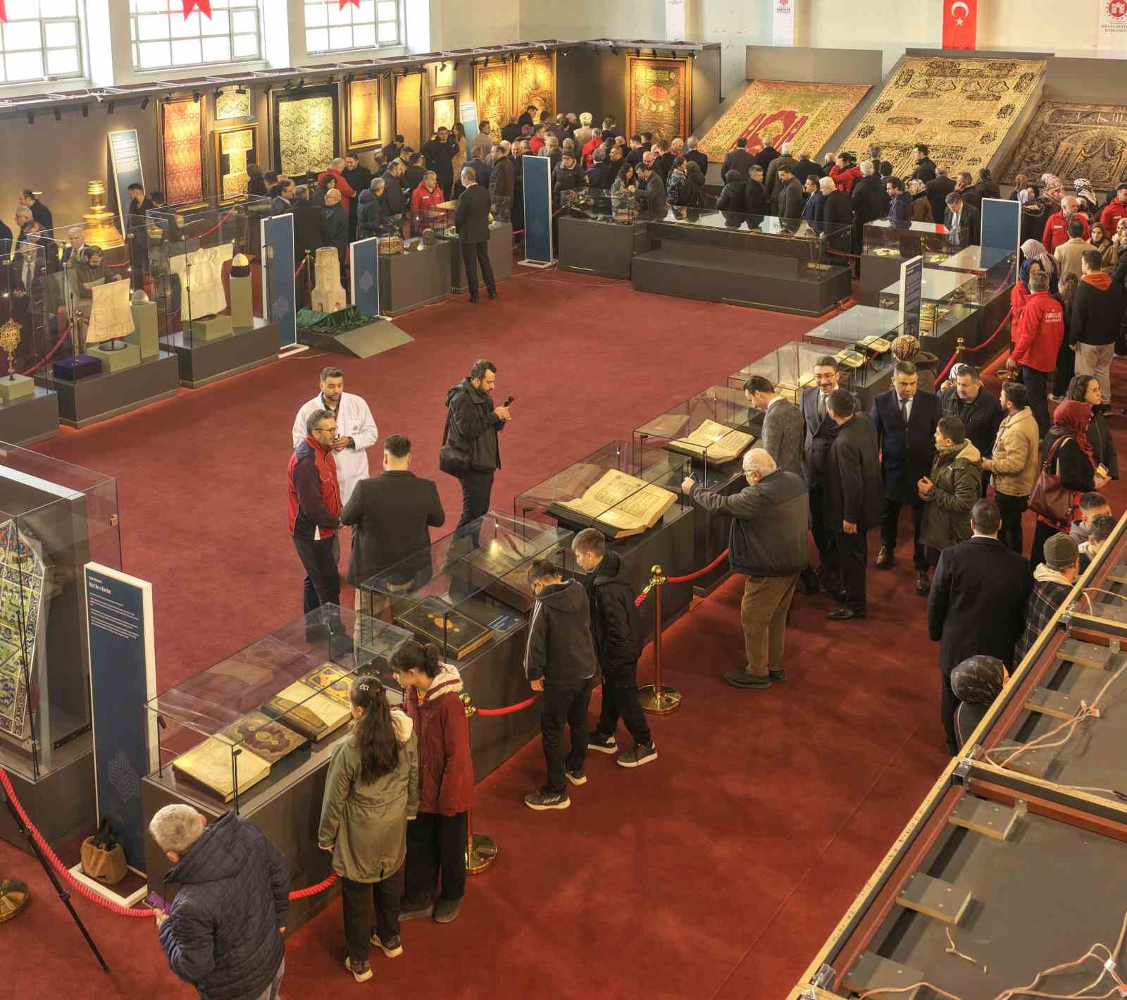 kastamonuda-kutsal-emanetlere-yogun-ilgi-1-gunde-10-bin-kisi-ziyaret-etti