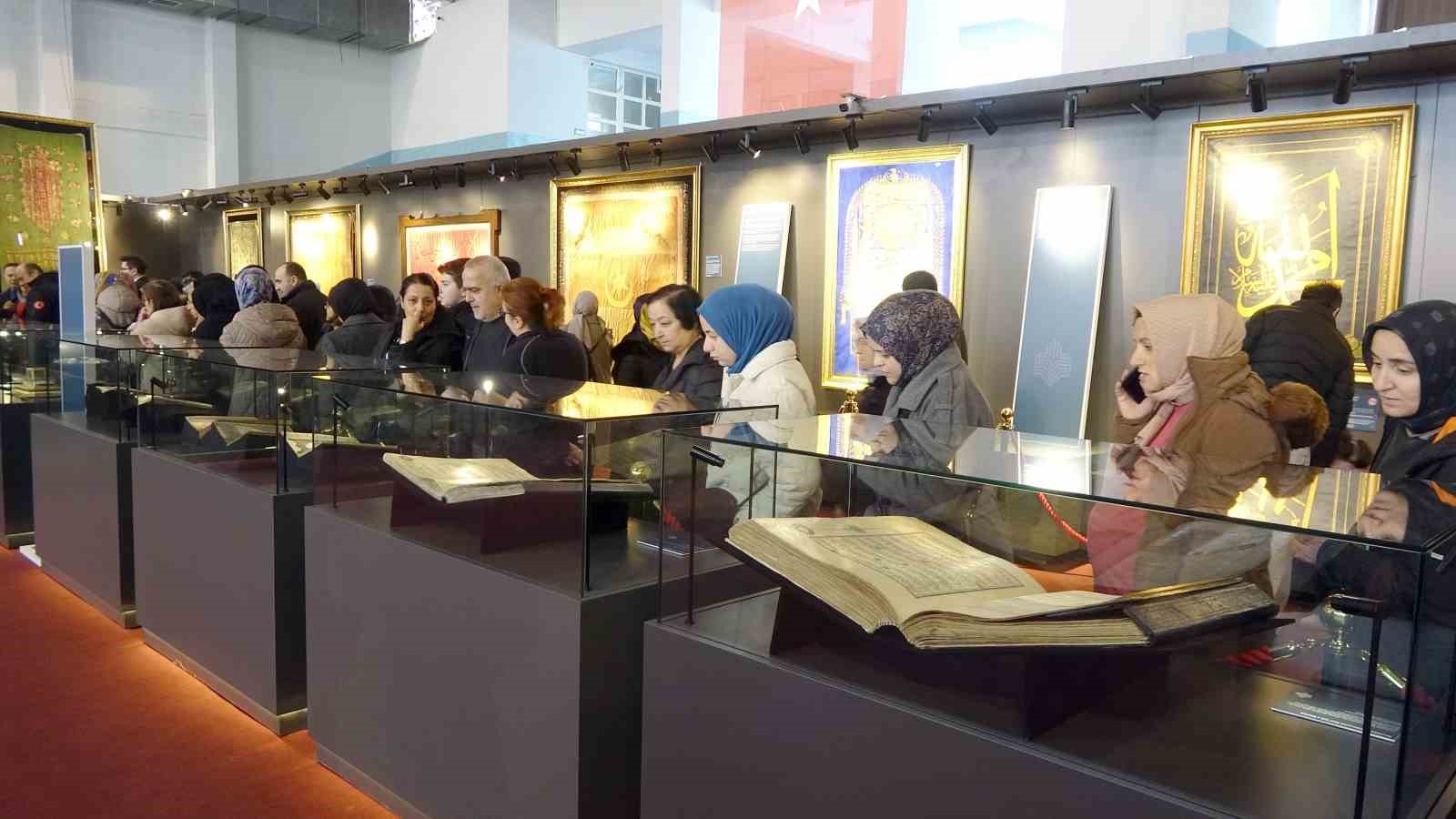 kastamonuda-kutsal-emanetlere-yogun-ilgi-1-gunde-10-bin-kisi-ziyaret-etti