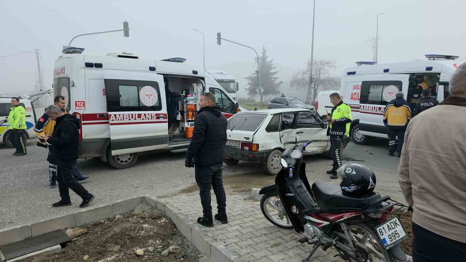 kavsakta-meydana-gelen-kazada-4-kisi-yaralandi