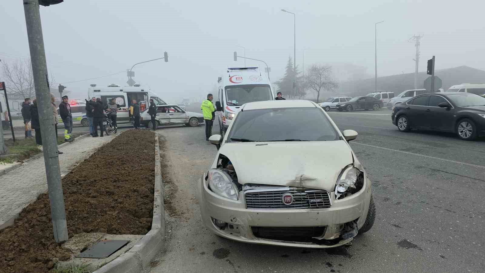 kavsakta-meydana-gelen-kazada-4-kisi-yaralandi